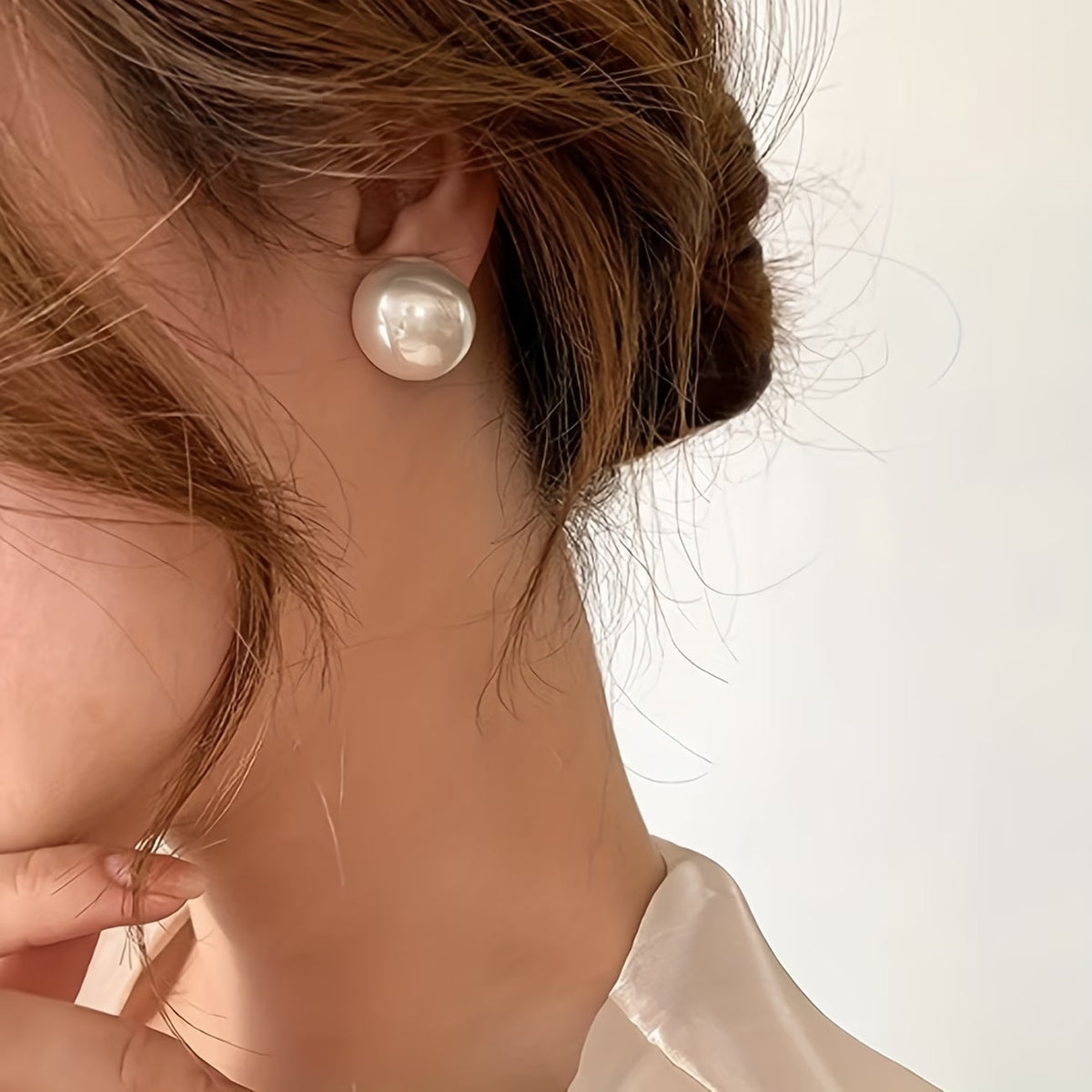 VIVIENNE | THE STATEMENT PEARL STUD EARRINGS