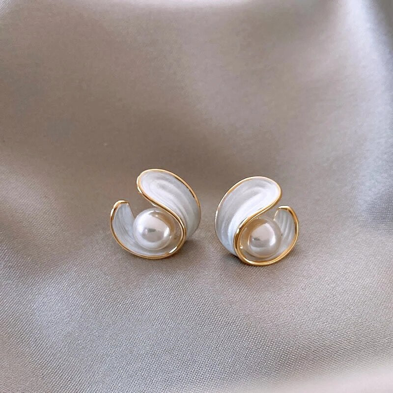 SERAPHINE | TIMELESS GOLD PEARL STUD EARRINGS