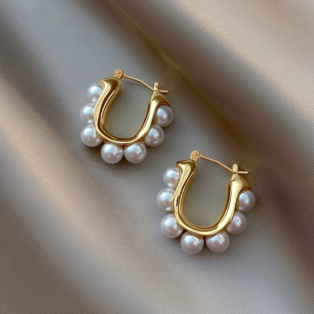 PEARLA | CLUSTERED PEARL HOOP EARRINGS