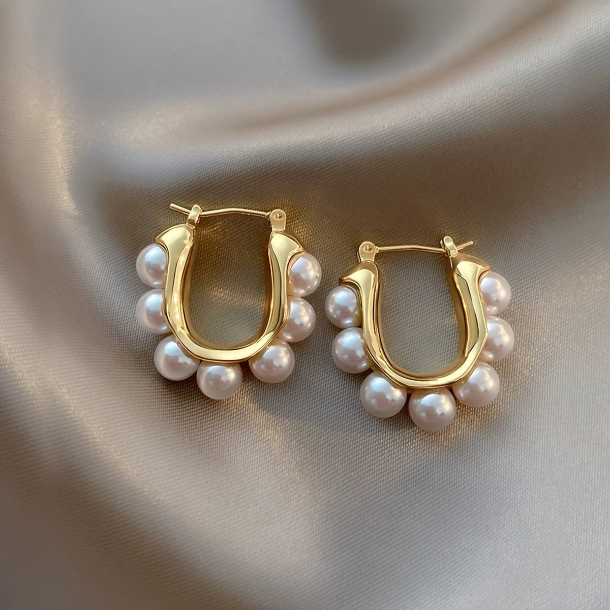PEARLA | CLUSTERED PEARL HOOP EARRINGS
