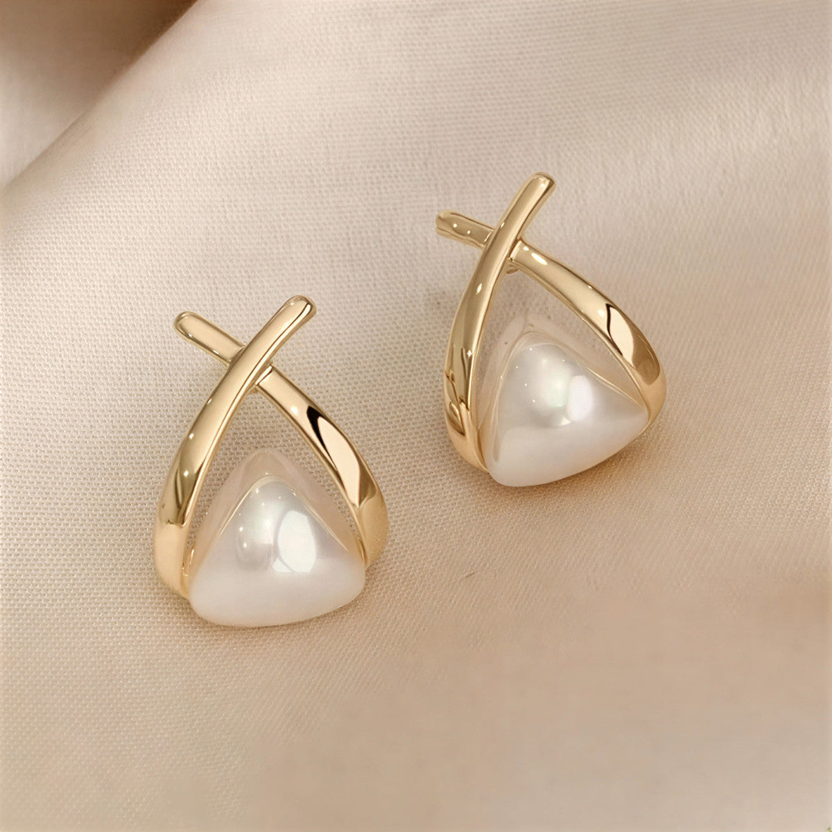 ELARA | EVERYDAY PEARL CLASS EARRINGS