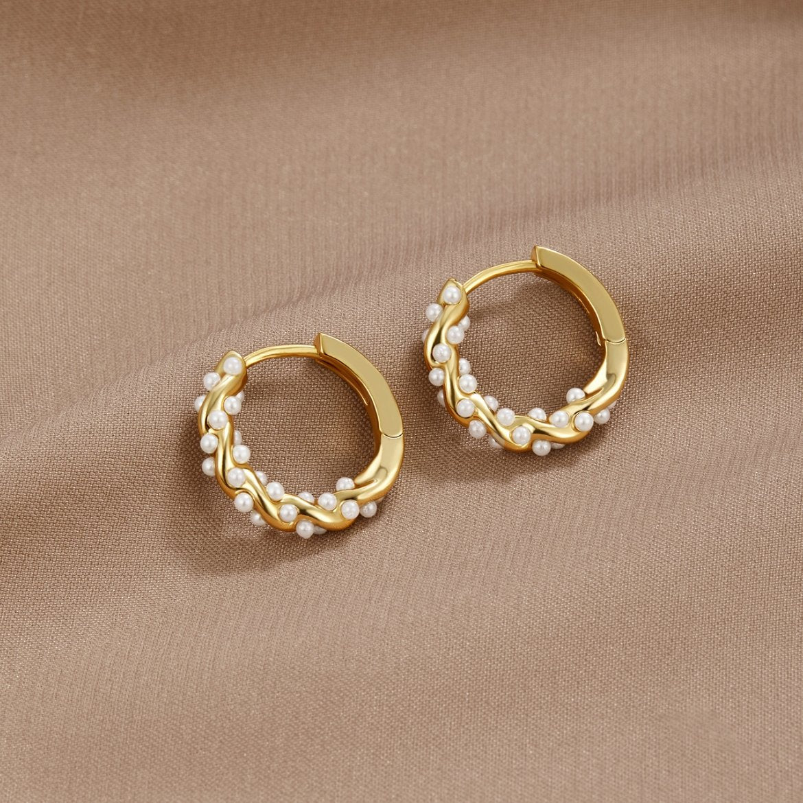 TWYLA | TWIRLED PEARL HOOP EARRINGS